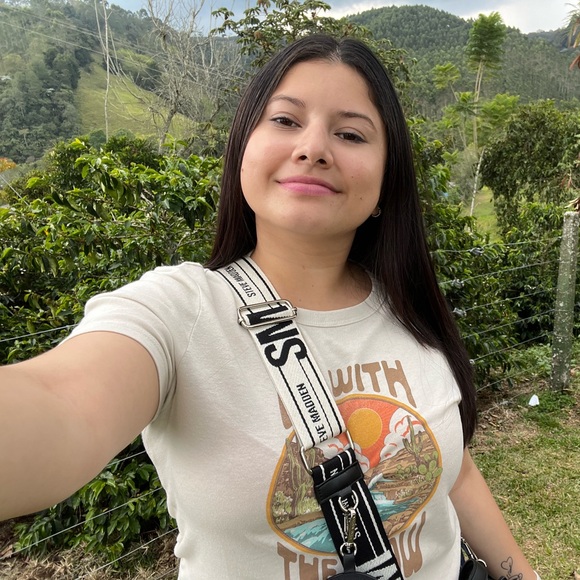 MEET YOUR SELLER 🙋🏻‍♀️ - Picture 2 of 4